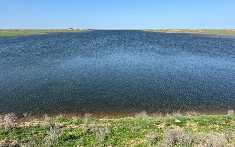 Большой объем воды поступил в канал Багырлай на границе Атырауской области и ЗКО