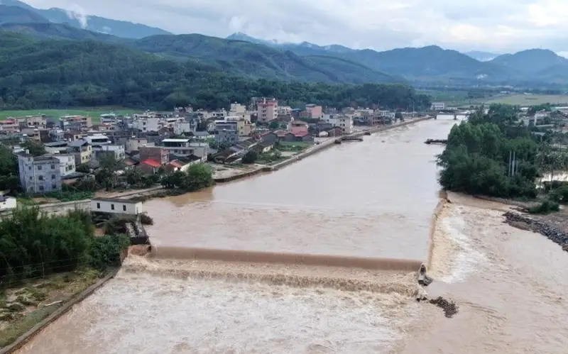 В крупном мегаполисе на юге Китая объявлен наивысший уровень угрозы в связи с ливнями