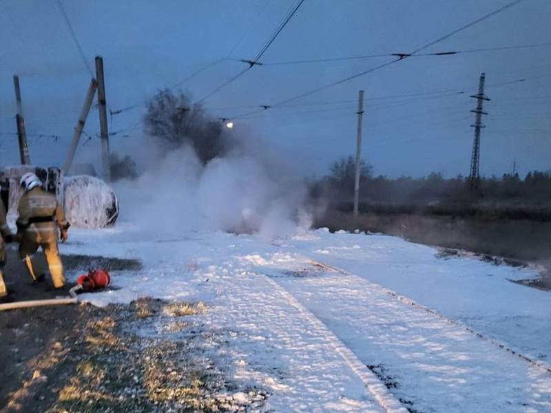 Okolo 20 tonn bıtýma vylılos na dorogý ız oprokınývshegosıa KamAZa v Pavlodare