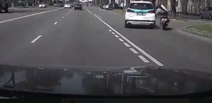  Almatyda moped pen polıtsııa ekıpajynyń kóligi soqtyǵysty 