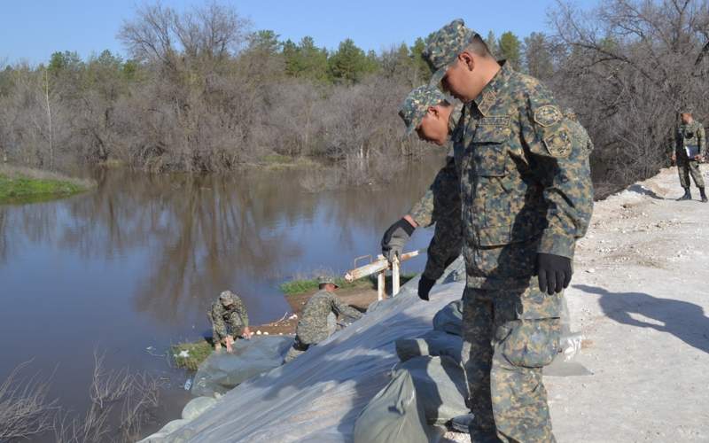 гвардейцы заготовили более миллиона мешкотар для возведения дамб