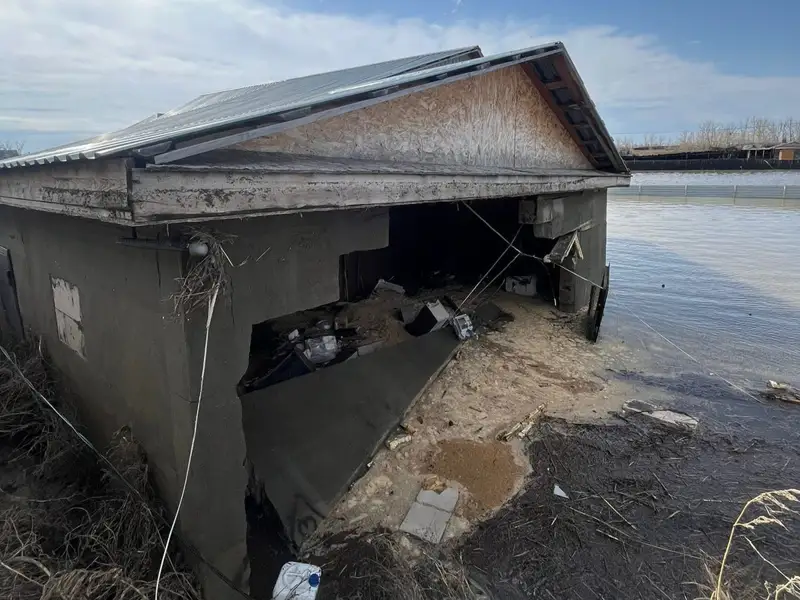 паводок, разрушенный дом, талые воды, подтопления