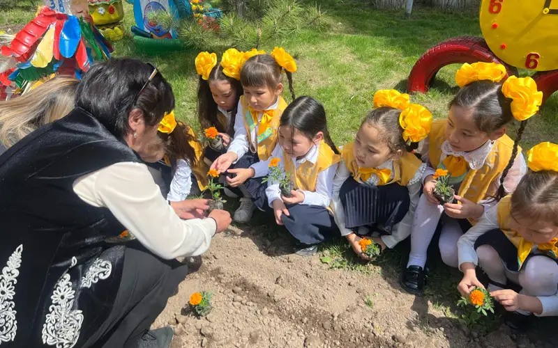 Алматинские школьники высадили более 2 тысяч тюльпанов