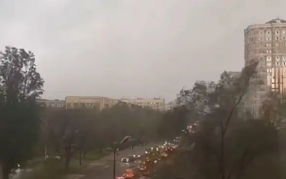 Ветер, дожди с градом и пробки: что происходит в Алматы