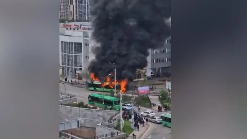 Автобус загорелся в Алматы