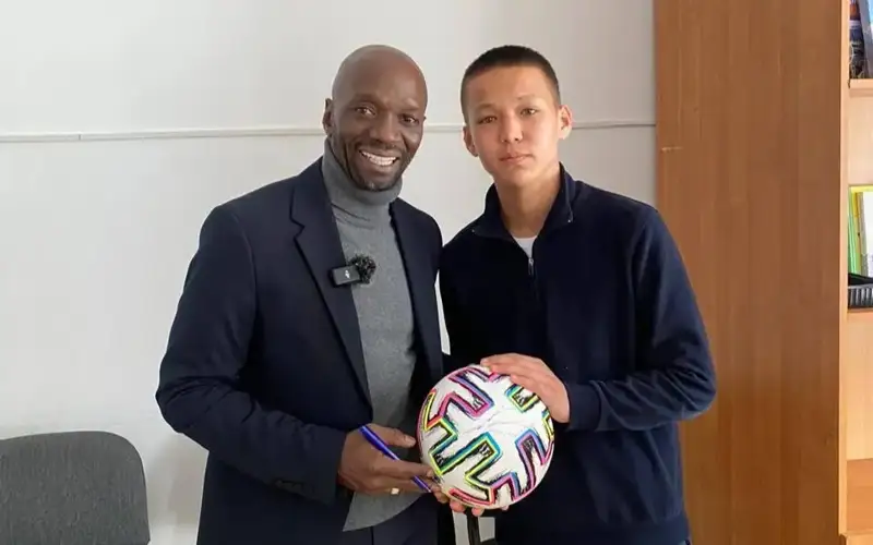 World football star Claude Makélélé meets flood victims in Aktobe