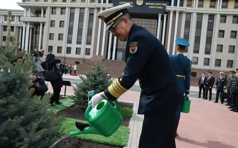 Астанада ШҲТ мудофаа вазирлиги раҳбарлари Астанада дарахт кўчатларини экишди