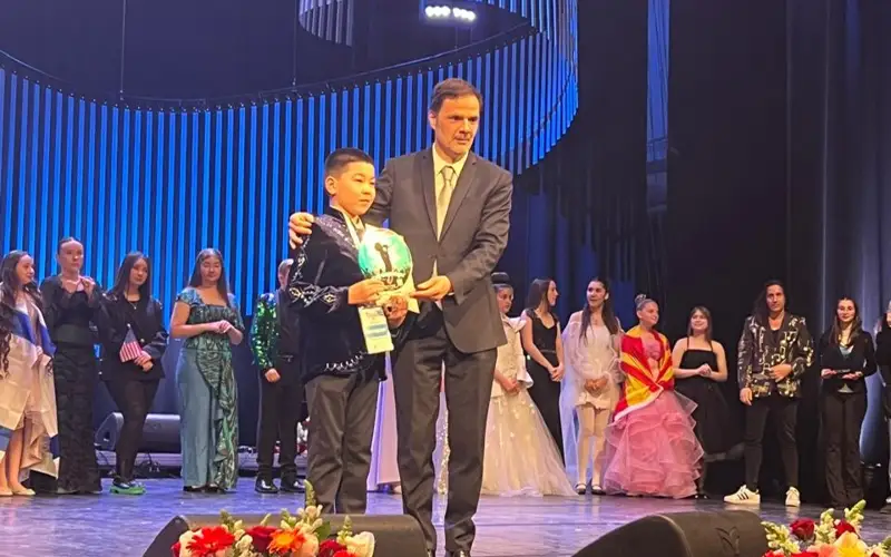 Второе место и приз за лучшее исполнение завоевал казахстанский школьник на песенном конкурсе в Италии