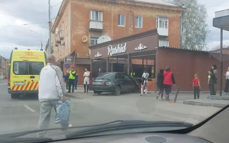 Өскеменде өзгенің көлігін айдап кеткен ер адам дүкенге соғылды