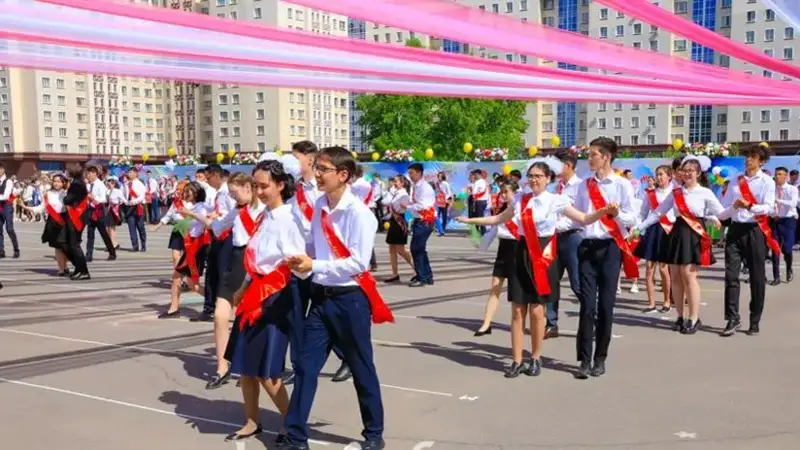 Биыл мектеп түлектерінің соңғы қоңырауы өте ме 