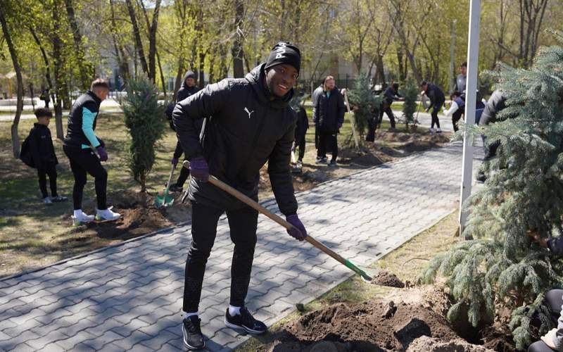 Футболисты &laquo;Елимая&raquo; посадили деревья в Семее
