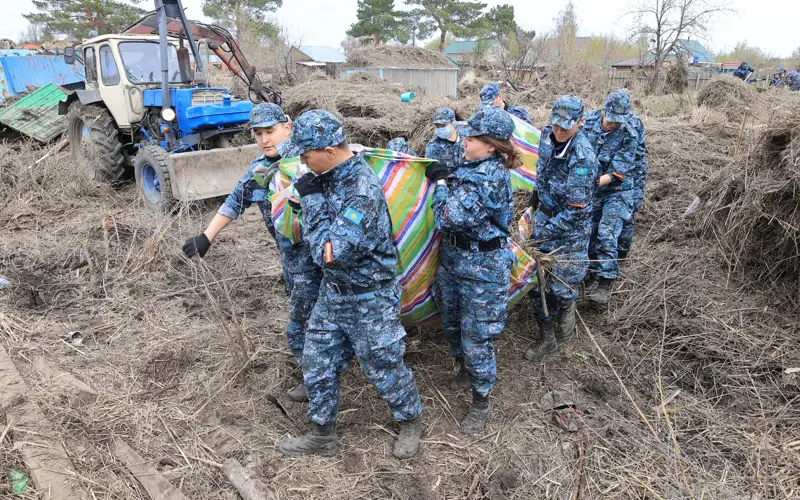 Последствия паводка ликвидируют на дачных участках вблизи Костаная