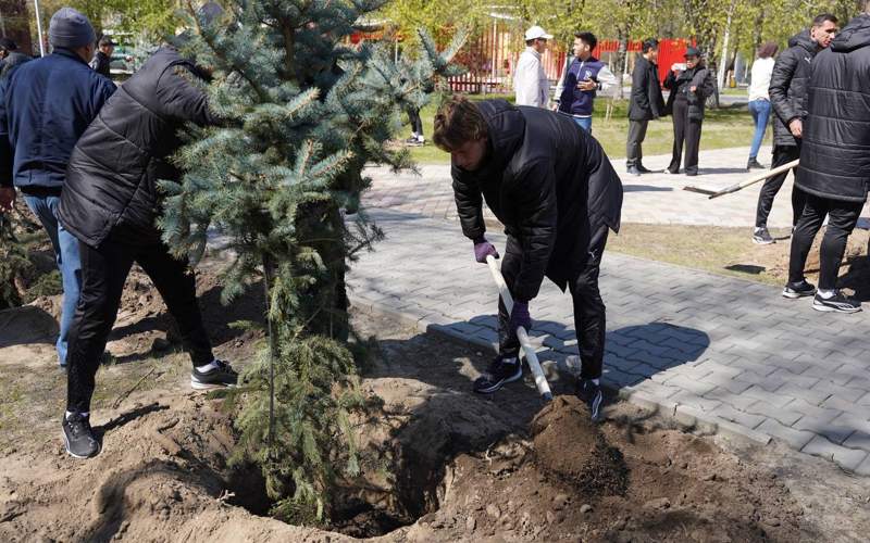 Футболисты &laquo;Елимая&raquo; посадили деревья в Семее