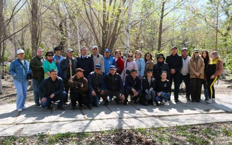 Дерево агентства Kazinform появилось на Аллее журналистов в Кокшетау посадка деревьев, субботник