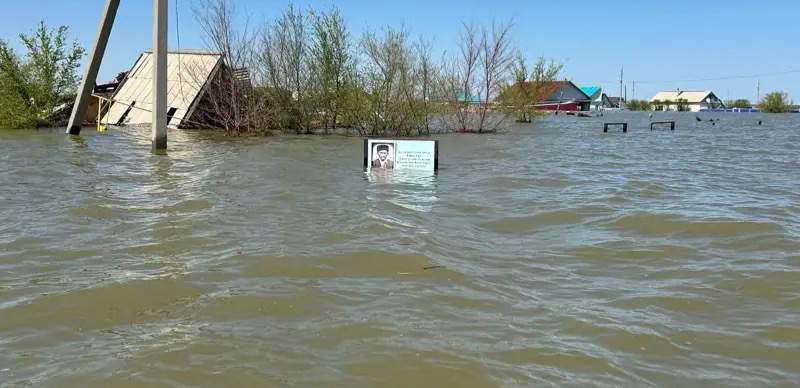 Две недели остается затопленным село Нура в Актюбинской области