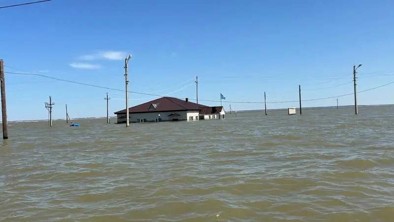 Две недели остается затопленным село Нура в Актюбинской области Две недели остается затопленным село Нура в Актюбинской области
