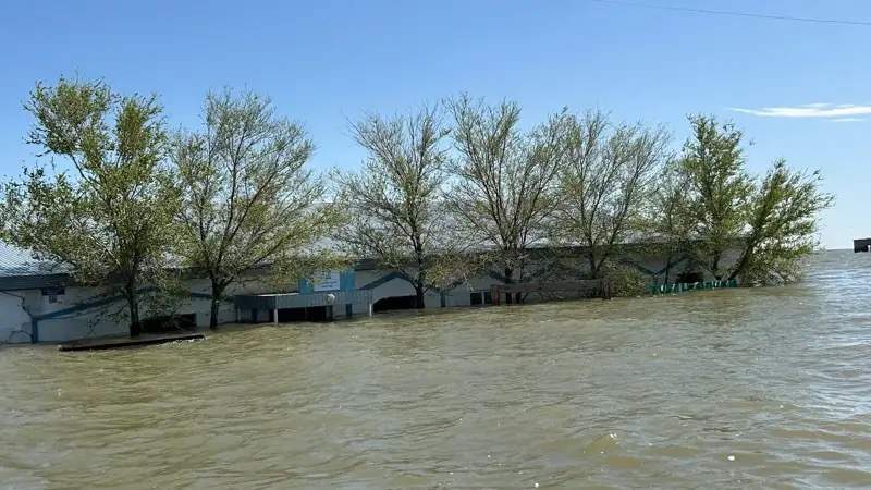 Две недели остается затопленным село Нура в Актюбинской области