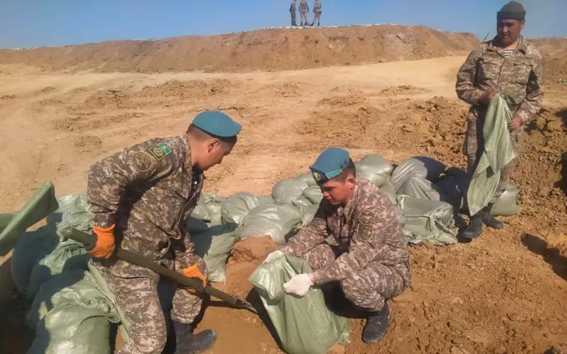 военнослужащие на противопаводковых мероприятиях