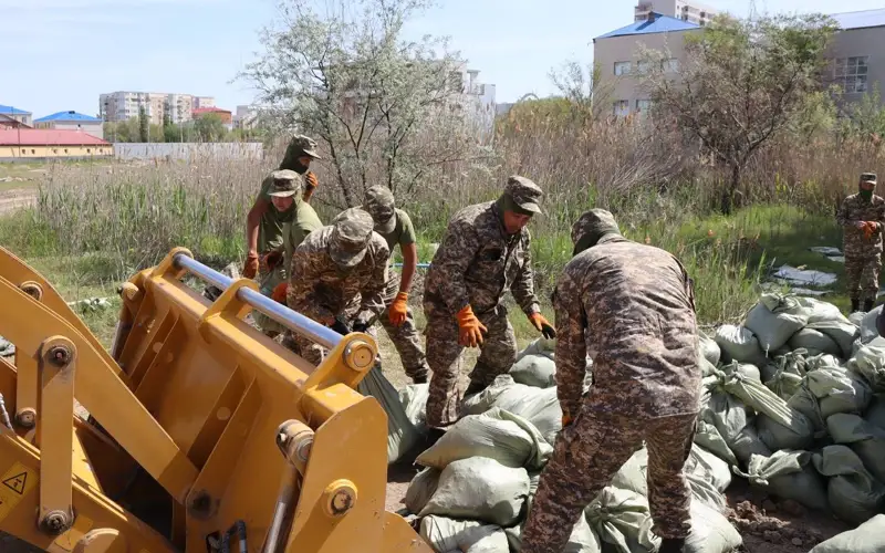 Около 1800 военнослужащих задействованы в противопаводковых мероприятиях в Атырауской области