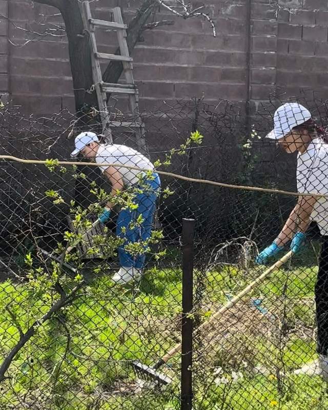 Более 800 волонтеров помогают пенсионерам навести порядок в их дворах в Алматы Более 800 волонтеров помогают пенсионерам навести порядок в их дворах в Алматы