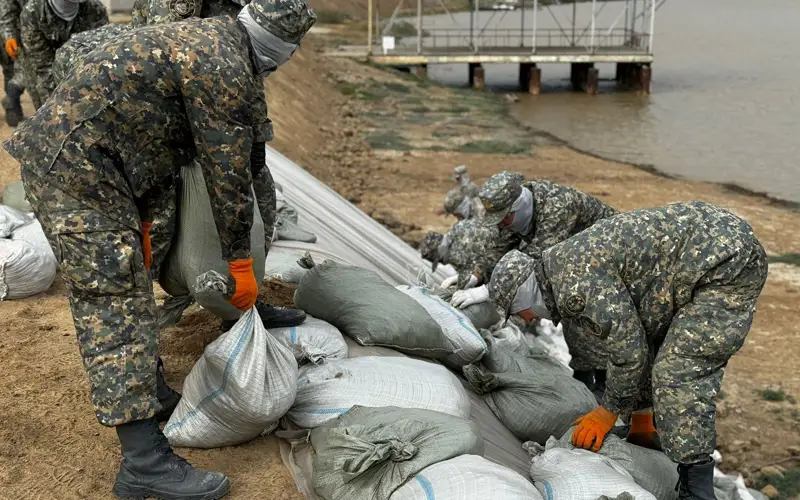 650 гвардейцев продолжают оказывать помощь в Атырауской области жителям затопленных районов