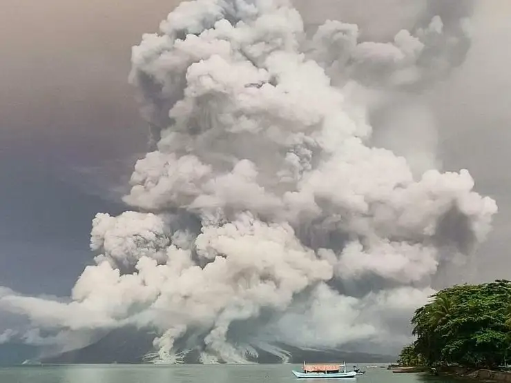 印尼鲁昂火山再喷发