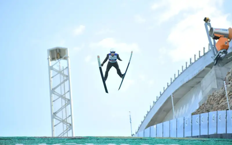 летающие лыжники