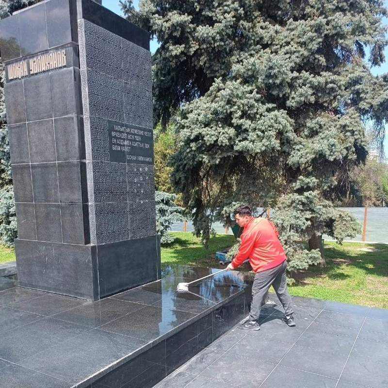 Более 60 памятников и скульптур очистили в Алматы Более 60 памятников и скульптур очистили в Алматы