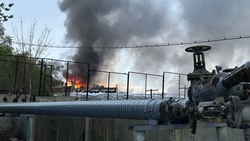 В Актобе горит склад со строительными материалами