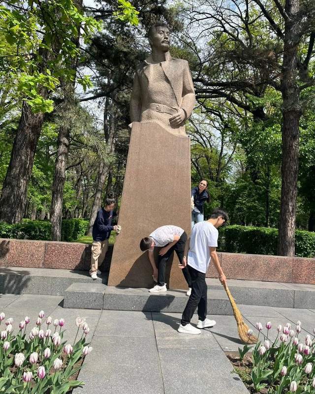 Более 60 памятников и скульптур очистили в Алматы Более 60 памятников и скульптур очистили в Алматы