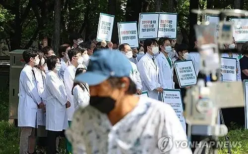 Some trainee doctors return to hospitals amid protracted walkouts in S Korea