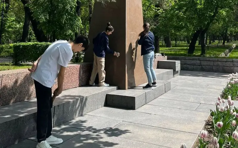 Более 60 памятников и скульптур очистили в Алматы