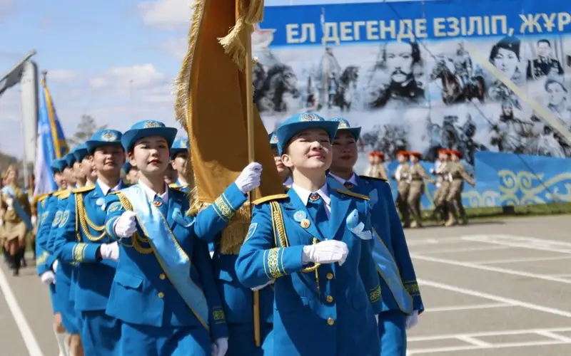 Посвященный юбилеям Р. Кошкарбаева и С. Нурмагамбетова смотр-конкурс строя и песни прошел в Кокшетау