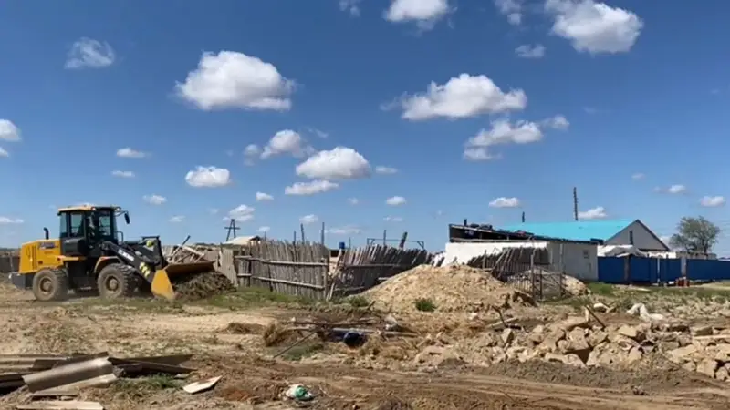 Разрушенные наводнением дома сносят в селе Каратал Актюбинской области
