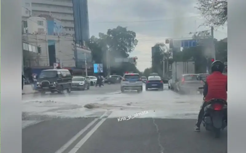 Теплотрассу прорвало в Алматы