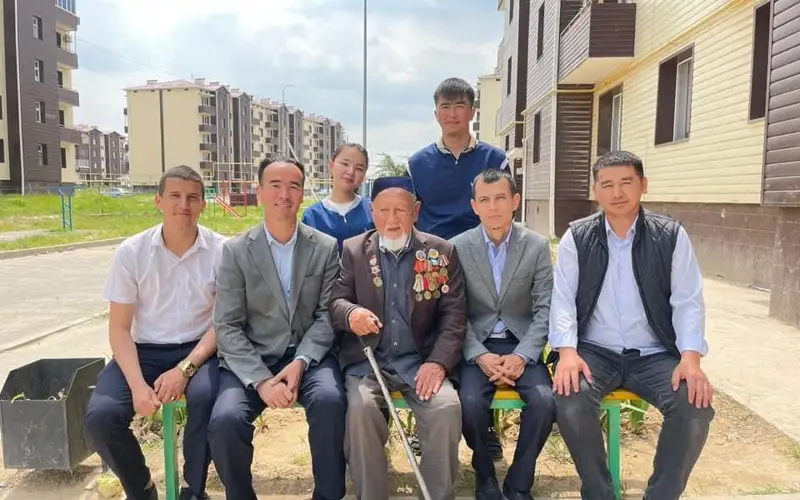 Сарыагашская молодежь убрала двор 101-летнего ветерана войны