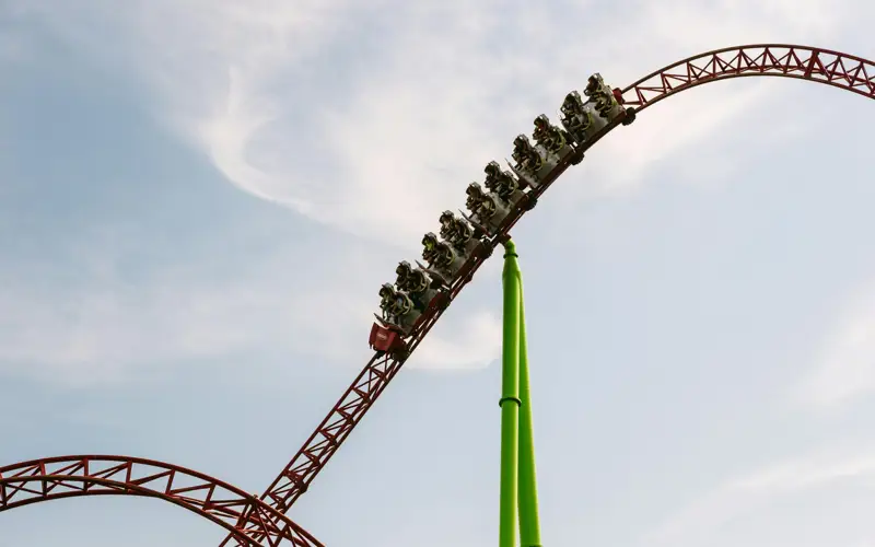 Трое детей выпали с аттракциона в России