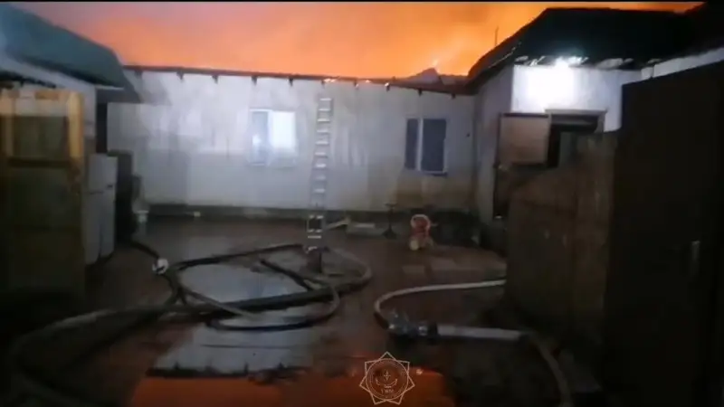 В Астане загорелась кровля общежития