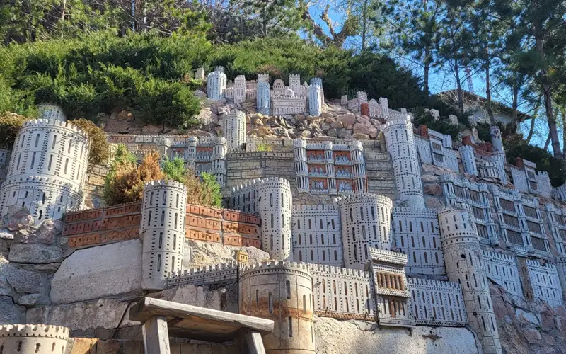 Замки на холме – необычное увлечение отца и сына из Петропавловска