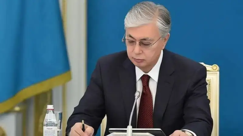 Педагогтер мен ғылыми қызметкерлердің жағдайын жақсарту, жүк тасымалы: Президент бірнеше заңға қол қойды