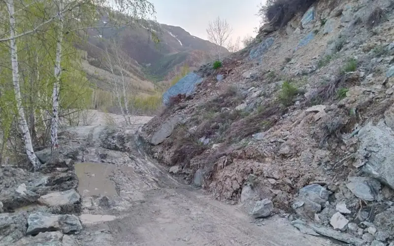 Оползень обрушился на дорогу в Восточно-Казахстанской области