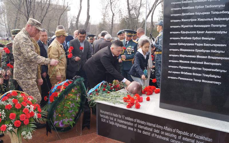 Миротворцы, 7 мая, памятник, монумент