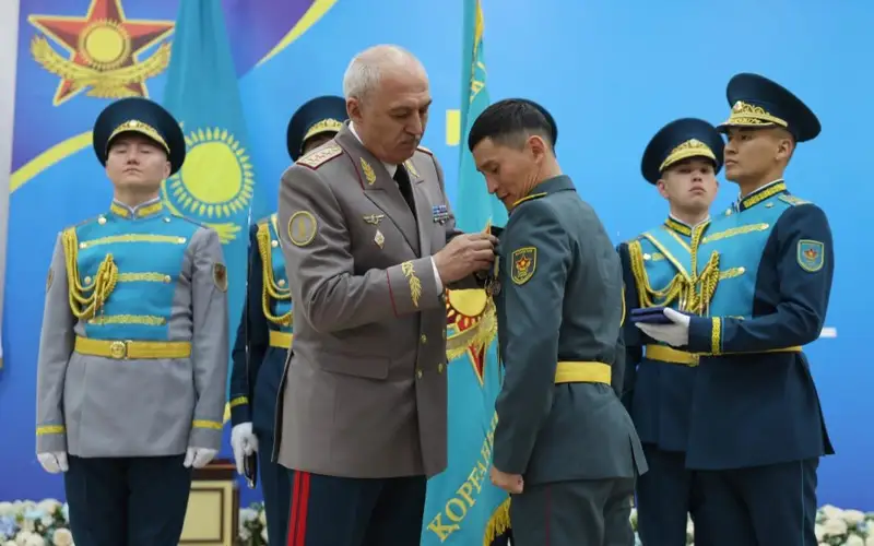 Ордена и медали военнослужащим вручил глава Минобороны РК