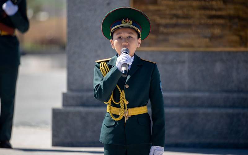 В Усть-Каменогорске возложили цветы к памятнику Сагадату Нурмагамбетову