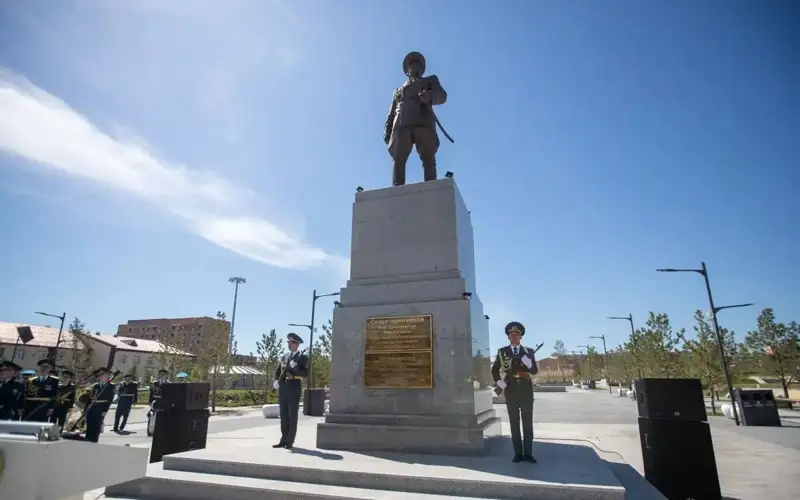  Flowers laid to monument honoring Sagadat Nurmagambetov