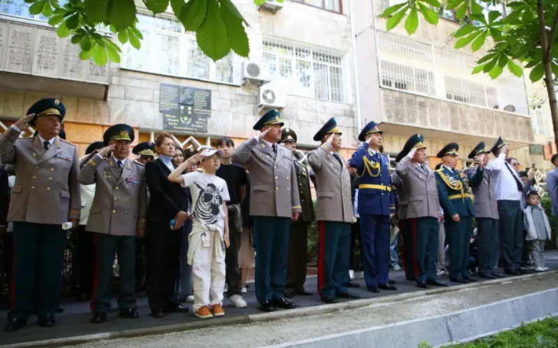 военные, цветы, Сагадат Нурмагамбетов