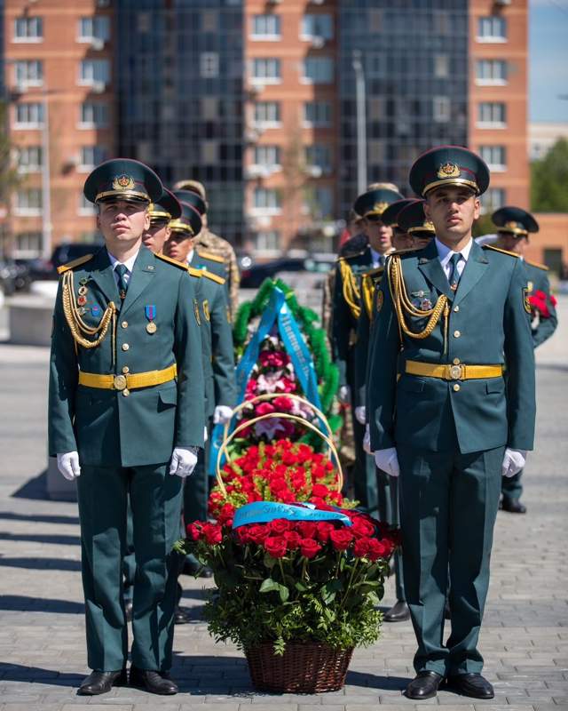 В Усть-Каменогорске возложили цветы к памятнику Сагадату Нурмагамбетову