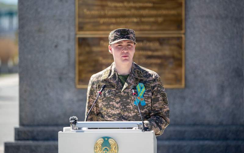 В Усть-Каменогорске возложили цветы к памятнику Сагадату Нурмагамбетову