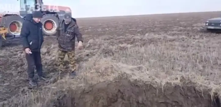 воронка в земле образовалась в Костанайской области