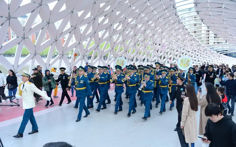 военный оркестр прошел  маршем по набережной Астаны